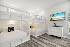 Vast Cay Castle With Private Beach And Game Room