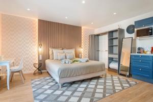 Appartements Nice Renting - Love Room Massena - Luxe Room - Jacuzzi - Terrace - King Bed - AC : photos des chambres