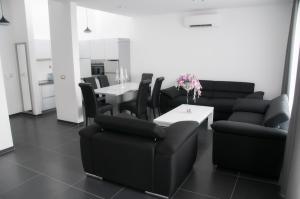 Whitehouse Apartments