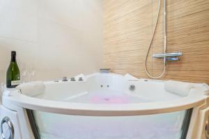 Appartements Nice Renting - Love Room Massena - Luxe Room - Jacuzzi - Terrace - King Bed - AC : photos des chambres