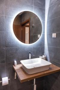 Top Centre Spacious 2 bedroom Apartment