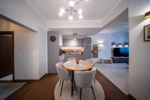 Top Centre Spacious 2 bedroom Apartment