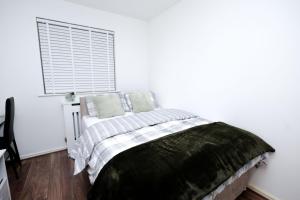 Cozy Place in Salford, Sleeps 8, 4 Bedroom, 5 Beds