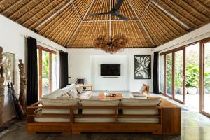 Villa Ilo Umalas Spacious 3-Bedroom Oasis with Huge Pool & Garden