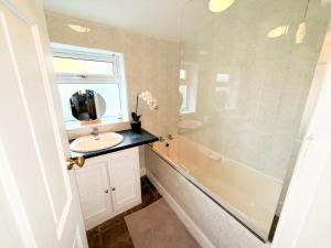 Amazing 3 Bedroom Property, smart TV, 5G WIFI, Free on street parking, close to city center and MKM Stadium