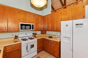 Everwood Serenity Treehouse on Sledding Hill