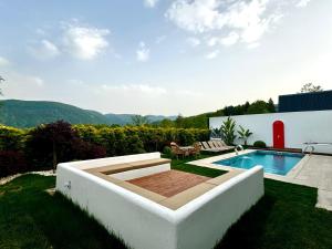 Sakarya Sapanca Memnuniye de 2 oda 1 salon Özel Havuzlu , Muhafazakar , Şömineli , Jakuzili 6 Kişilik Tatil Villası