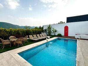 Sakarya Sapanca Memnuniye de 2 oda 1 salon Özel Havuzlu , Muhafazakar , Şömineli , Jakuzili 6 Kişilik Tatil Villası