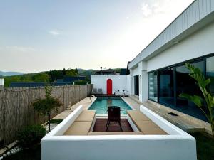 Sakarya Sapanca Memnuniye de 2 oda 1 salon Özel Havuzlu , Muhafazakar , Şömineli , Jakuzili 6 Kişilik Tatil Villası