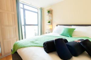 City Centre Getaway - Modern 1BR with Parking