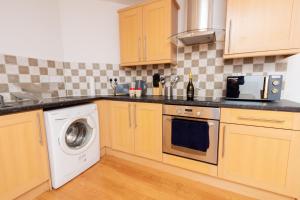 City Centre Getaway - Modern 1BR with Parking