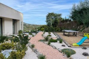 Villas Villa Dezem-Infinity pool-Near Cannes-Panorama-AC : photos des chambres