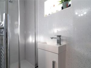 Cosy, central with parking - The Cornish Casa