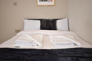 Morden Stratford Room 2 with Shared Bathroom