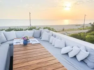 Villa Rosa del mare - Elegante villa fronte mare con Jacuzzi e giardino privato - Montemarciano