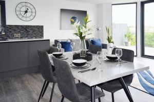 Riverview Modern 2 Bed- Parking & Tesla charger