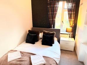 Amazing 3 Bedroom Property, smart TV, 5G WIFI, Free on street parking, close to city center and MKM Stadium