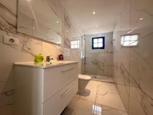 Mariposa - 1 Bedroom poolside apartment