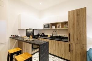 Chic & Cozy 2 Bdr Heart of the Old Town