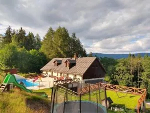 Ferienhaus am Waldrand mit Schwimmbad und Sauna - Strážné