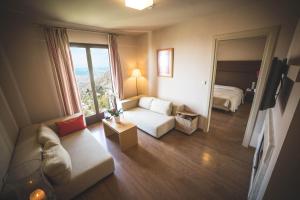 Suite with Balcony and  Portaria View
