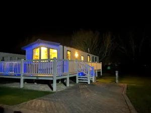 Premium location - Sleeps 6 - Caravan on The Lakes - Theddlethorpe Saint Helen
