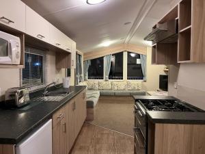 Premium location - Sleeps 6 - Caravan on The Lakes