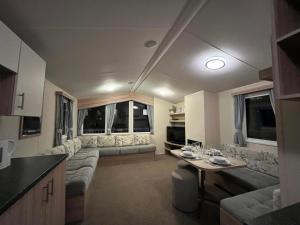 Premium location - Sleeps 6 - Caravan on The Lakes