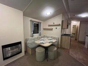 Premium location - Sleeps 6 - Caravan on The Lakes