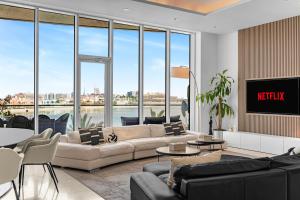 Burj Alarab & Atlantis Palm Sea view, Beachfront, peaceful 3 Bedroom Apartment TIARA Residence with Pool, fast Wifi