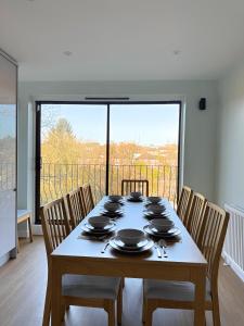 Stunning 4 BR Townhouse for 8 With Free Parking