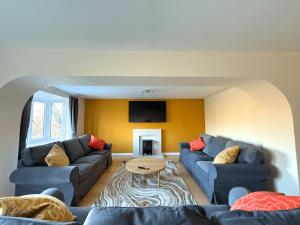 Stunning 4 BR Townhouse for 8 With Free Parking