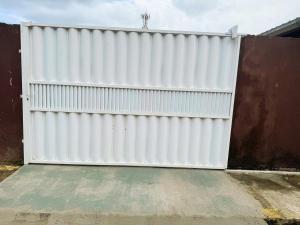 Casa aconchegante, Ubatuba, 40 metros da praia, frente ao mar, garagem fechada, quintal grande, área de lazer, churrasqueira, ar condicionado, wifi, tv a cabo, completamente equipada com utensílios