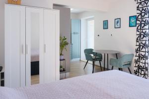 Studio apartment above promenade w terrace & parking