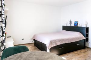 Studio apartment above promenade w terrace & parking