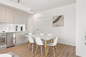 3-Bedroom Apartment in the Heart of Downtown Toronto Walk to Shops and Attractions
