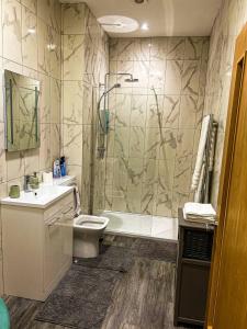 Bettys Apartment- Metres From Train Station