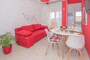 family friendly apartment Oros Medulin, with pool
