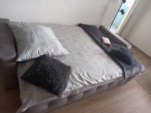 Nowoczesne mieszkanie z odległym widokiem na morze