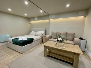 A2 HighTown Apartment, Steps from Luton Train Station