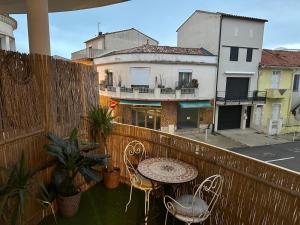 Appart'hotels Suites Aronas-hebergements climatises rive droite plein centre ville : Chambre Double avec Balcon