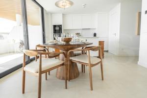 Seaside escape with views, pool and parking REMS