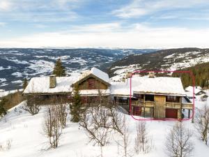 Tømmerhytte i Valdres med panoramautsikt over fjellene
