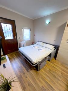 Dascio Lakefront with Private Garden and Parking