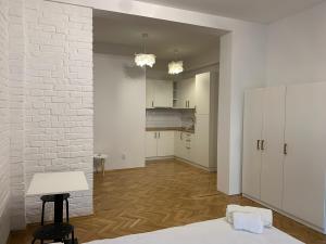 Large studio in city center with nice wooden floor