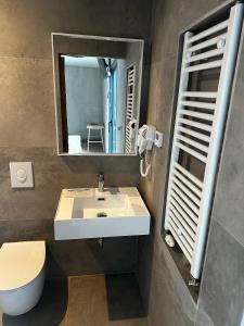 Villa V, MOUNTAIN VIEW ROOM WITH A FRENCH BALCONY, PRIVATE BATHROOM, SHARED KITCHEN, LIVING ROOM AND GARDEN WITH HEATED POOL, Privlaka, Zadar