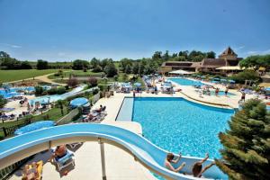 Maisons de vacances Camping Saint Avit Loisirs : Mobile Home