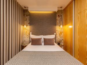 City Apartment with River Views