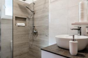 Apartments with parking space Vir - 24090