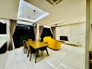Opulent Villa for 20pax BBQ, Steps to Beach Market